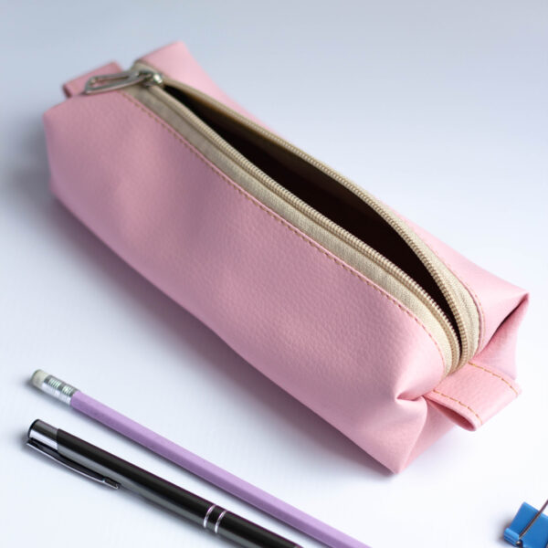 Estojo personalizado feito em tecido sintético com textura que imita couro cor rosa claro